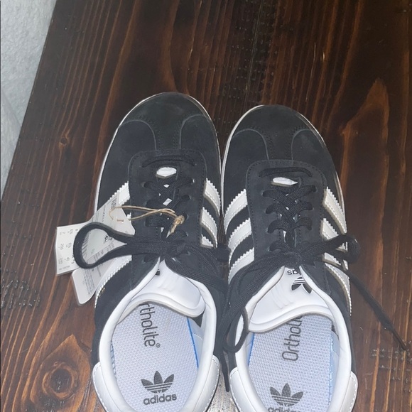 Adidas youth Black and White Sneakers - Picture 3 of 4